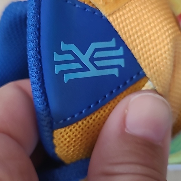 Nike Kids Kyrie Flytraps Sneakers in Yellow and Blue 10.5 C - Picture 8 of 10